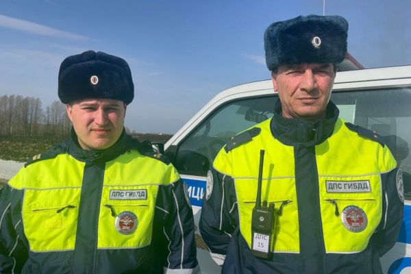 Свердловские инспекторы ДПС спасли от огня автомобиль хозяина горящего дома