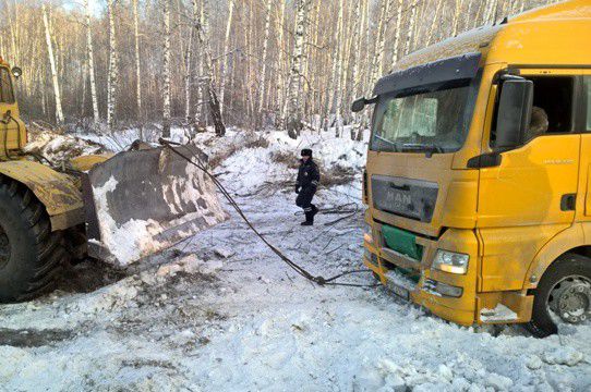 Полицейские помогли вызволить грузовик из снежного плена