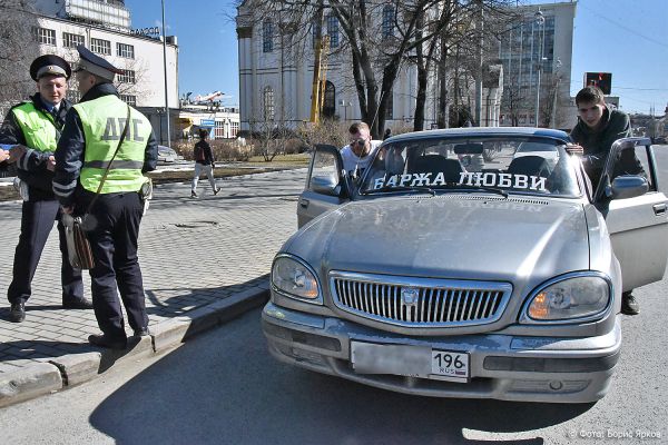 Фоторепортаж недели: для чего реактивный самолет приземлился в Бисерти, а по Екатеринбургу курсирует «баржа любви»