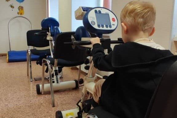 Малыш, выживший после падения с четвертого этажа, снова начал ходить
