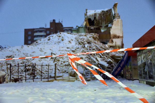 На стройке в Екатеринбурге металлический щит придавил монтажника