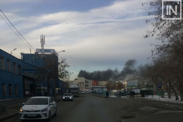 В Екатеринбурге горят склады в районе четвертой овощебазы