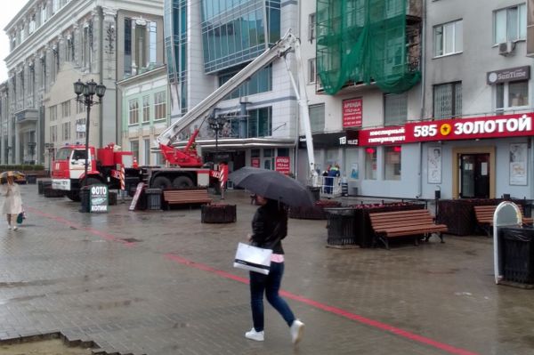 Утром на улице Вайнера с крыши упал мужчина