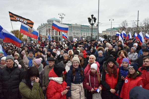 Десятки тысяч свердловчан вышли отметить День народного единства