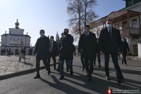 На открытие центральной площади в Верхотурье приехал министр строительства Владимир Якушев