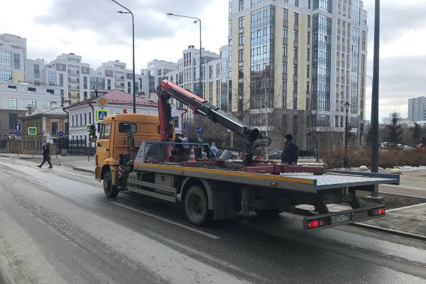 В Свердловской области резко выросли тарифы на эвакуацию транспорта на штрафстоянку