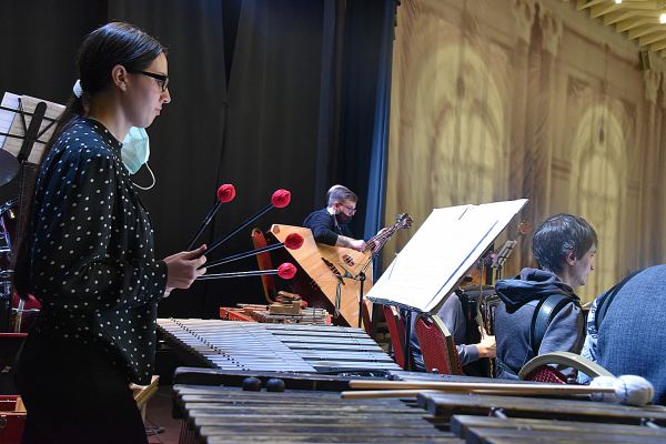 Фоторепортаж: в день смеха журналисты вместе с музыкантами исполнили «Шутки» Гайдна