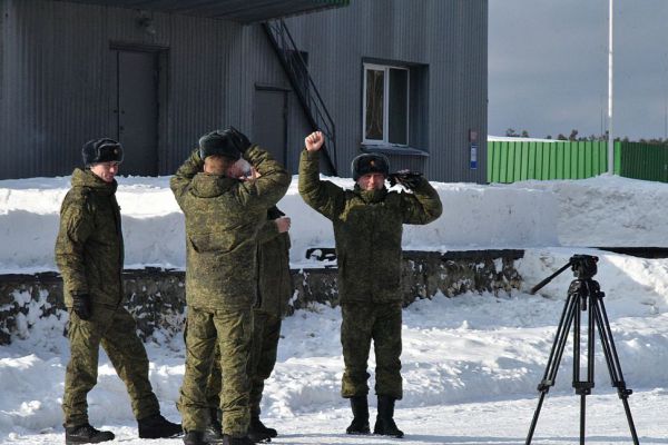 В День защитника Отечества мужчины хотят получить гаджеты, а женщины дарят – средства гигиены