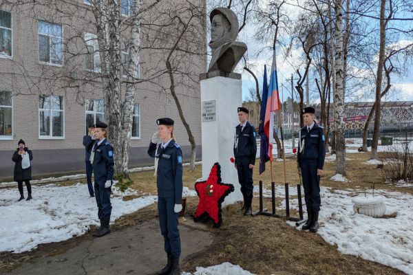 В Екатеринбурге школьники пришли с цветами к памятнику Юрию Гагарину