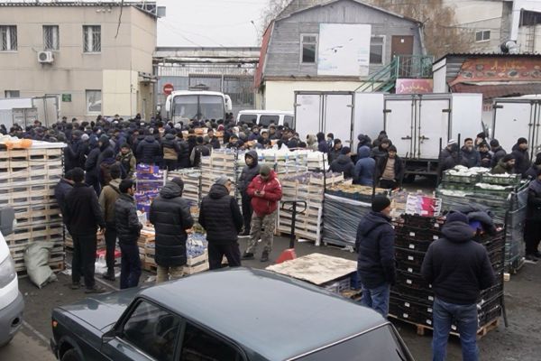 Миграционный рейд на овощебазе №4 в Екатеринбурге провели полицейские