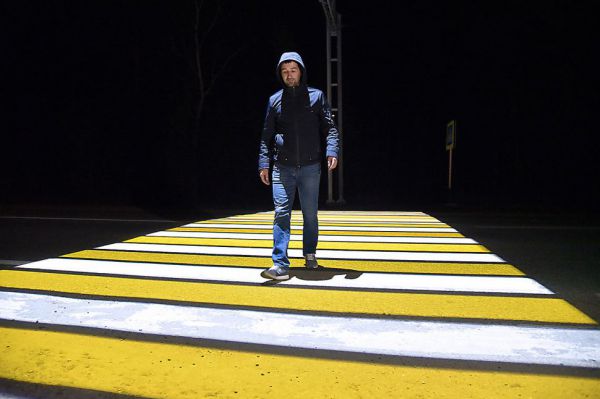 Возле школы Нижнего Тагила установили «зебру», которую видно даже ночью