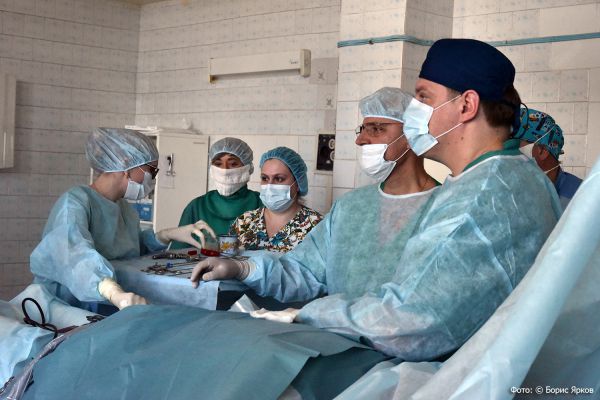 Уникальная операция: уральские врачи впервые удалили опухоль бронхов через гортань