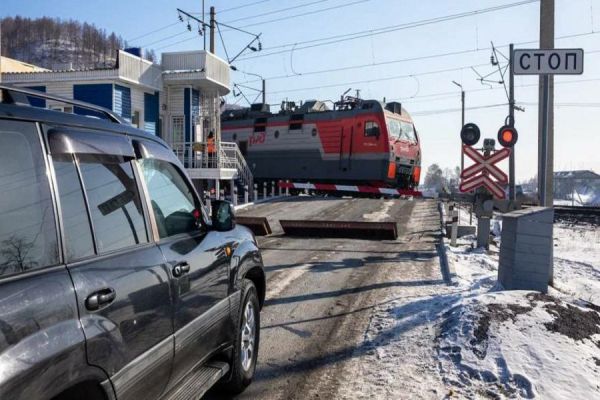 Введены штрафы за переход железнодорожных путей на красный свет