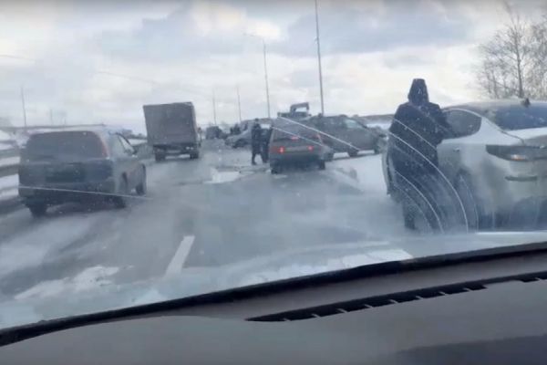 На Челябинском тракте столкнулись 7 машин. Пострадал один из водителей