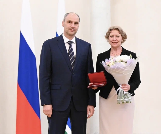 В августе 2025-го Елена Пискунова получила награду из рук главы Свердловской области Дениса Паслера