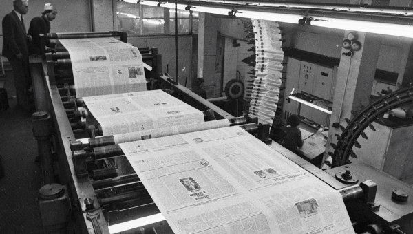 Старая типография конвейер печатает газеты